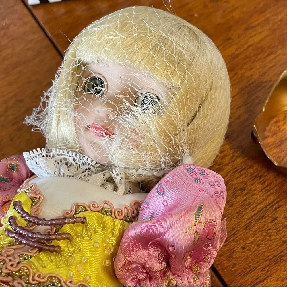 Vintage NIB Tonner Doll Co. Mary Engelbreit Queen Ann Doll in Pink Yellow 10”